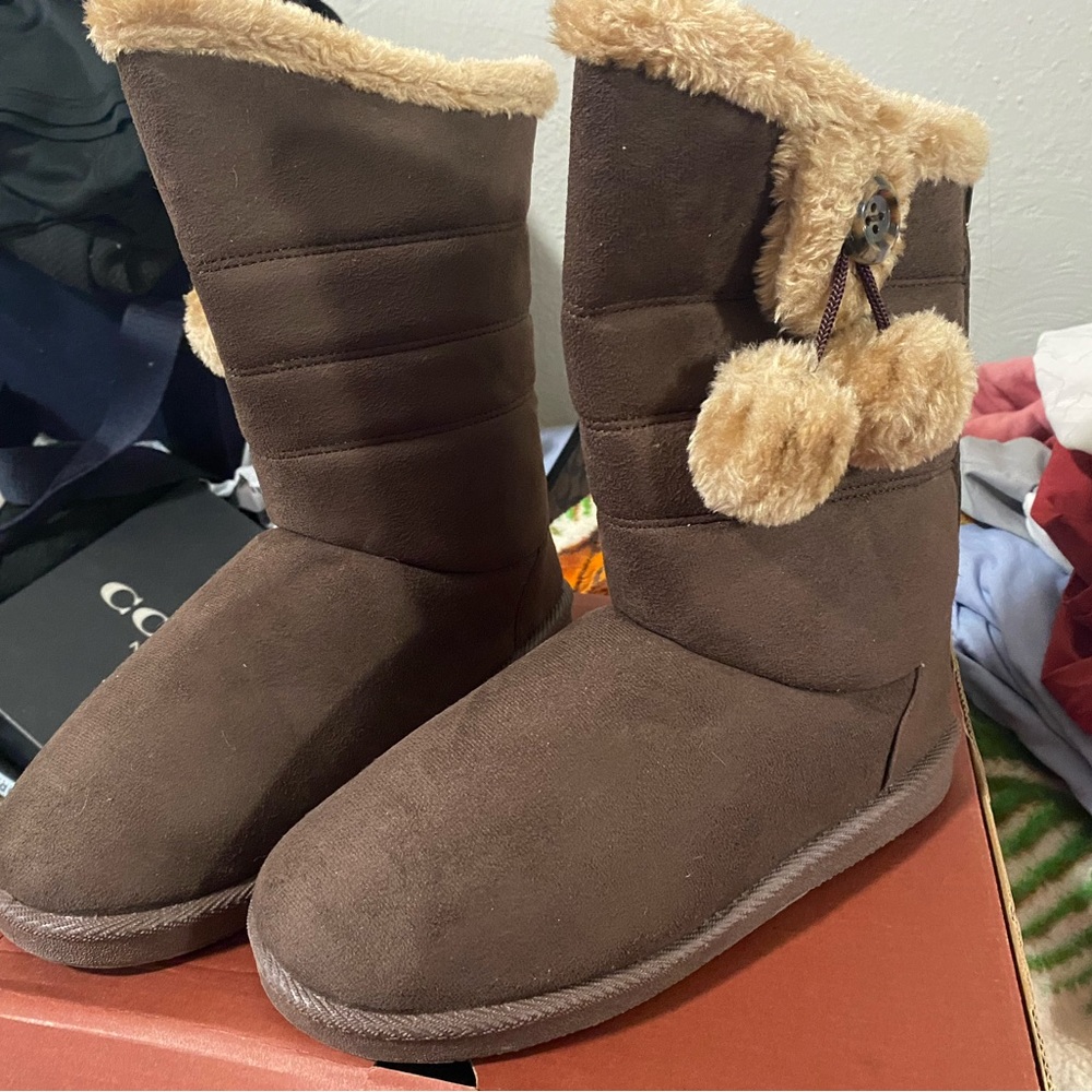 DARK BROWN BOOTS